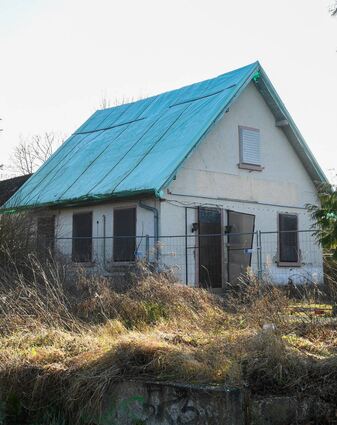 Seit dem Brand 2017 nur notdürftig gesichert: das ehemalige, denkmalgeschützte Fährhaus der Fähre Feudenheim – Neuostheim.