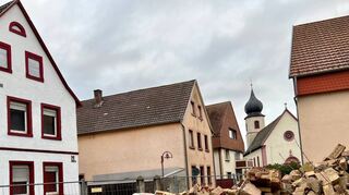 Nach dem Abriss der ehemaligen Bäckerei Bosch ist nun auch der Turm der katholischen Kirche St. Remigius in der Unterdorfstraße von der Lissenstraße aus zu sehen. Auf dem Areal sollen voraussichtlich Parkplätze entstehen.