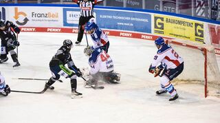 Adler-Goalie Dennis Endras versucht im Spiel gegen Straubing den Puck zu blocken.