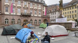 Das „Protestcamp für eine solidarische Geflüchtetenpolitik“ steht bis Sonntag mit Zelten und Transparenten auf dem Heidelberger Marktplatz.