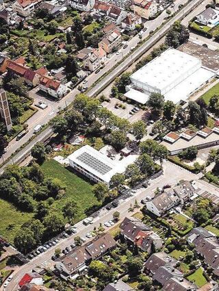 Auf der Wiese zwischen Hochhaus (l. unten) und evangelischer Kita Martin Luther in Edingen könnten 70 neue Wohnungen in Holzbauweise entstehen.