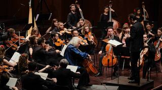 Immer wieder besuchen Weltstars Mannheim und die Mannheimer Philharmoniker: Mischa Maisky (Cello) spielt Schumanns Cellokonzert mit den Mannheimer Philharmonikern unter Boian Videnoff.