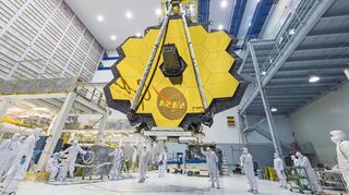 Techniker der NASA überprüfen die Funktionen der Spiegel beim Bau des Teleskops.