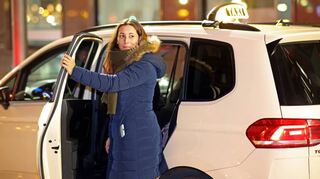 Anmelden und einsteigen: Erst beim zweiten Versuch gelingt „MM“-Redakteurin Lisa Wazulin das Freischalten für eine Fahrt mit dem Frauen-Nachttaxi.