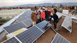 Seit 2009 gibt es eine Solaranlage auf dem Dach der Pestalozzischule in Edingen, die hier der damalige Bürgermeister Marsch präsentiert.