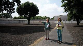 Sabine Arend (l.) und Annette Lennartz in der Gedenkstätte Ravensbrück.