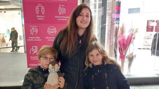 Machen das Beste aus der aktuellen Situation: Mutter und Erzieherin Samantha Hanusch geht mit ihrem Sohn Louis (links) und ihrer Tochter Aleyna gerne im Wald spazieren – oder zum Einkaufen in die Mannheimer Innenstadt.