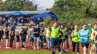 Die Eltern des Redskin-Nachwuchses beim Walk-in zu ihrem ersten Spiel am Andersrumtag. Bald schon werden sie in eigenen Trikots auflaufen.