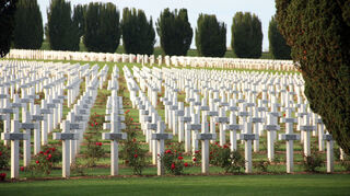 Auf dem Friedhof von Fleury-devant-Douaumont stehen weiße Kreuze für die gefallenen französischen Soldaten. Die Schlacht von Verdun war ein Massensterben.