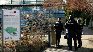 Polizeibeamte nach der Tat am Gelände des Botanischen Gartens der Heidelberger Universität
