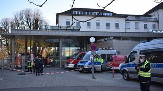 Die Alte Chirurgie im Neuenheimer Feld wird zum Notfallzentrum. Feuerwehr und Notfallseelsorger kümmern sich um Traumatisierte und Verletzte.