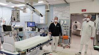 Die Ärzte Uwe Hoppe (l.) und Paul Alfred Grützner im Schockraum der BG Klinik in Ludwigshafen. Corona macht auch der Unfallklinik zu schaffen