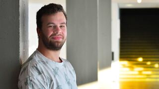 Regisseur Lukas Leon Krüger im Foyer des Mannheimer Nationaltheaters – kurz vor dem goldenen Weg nach oben.