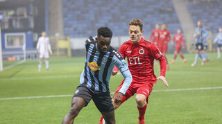 Joseph Boyamba am Ball beim Spiel des SV Waldhof Mannheim gegen Viktoria Köln.