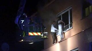 In ihrer Angst vor dem Feuer haben sich die beiden Männer auf einen schmalen Wandvorsprung geflüchtet. Sie wurden in Sicherheit gebracht.