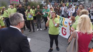 Dass Eugen-Neter-Schüler für ihre Anliegen kämpfen, zeigen Aktionen für einen sicheren Rad- und Fußweg – hier bei der Übergabe einer Petition an OB Kurz. Jetzt gehen Eltern auf die Barrikaden – wegen massiver Unterrichtsausfälle.