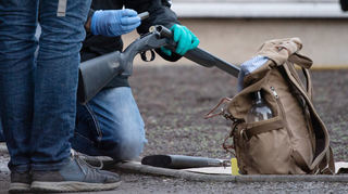 Das Motiv für die schreckliche Tat, bei der am Montag durch mehrere Schüsse die 23-Jährige getötet und drei weitere junge Menschen verletzt worden waren, liegt weiter im Dunklen.