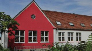 Das Schulhaus – jetzt schon von außen ein Schmuckstück.