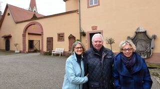 Wohnen in einmaligem historischen Ambiente: Margarete (v. l.) und Volker Schneider sowie Beatrix Bossle vor dem früheren Rent-Amtsgebäude.