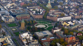 Blick auf den Friedrichsplatz mit Wasserturm und Rosengarten - das Tor zur Oststadt. In diesem begehrten Stadtteil sind die Mieten in Mannheim besonders hoch.