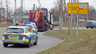 Der Konvoi verlässt das John-Deere-Gelände und macht sich auf den Weg zum Ort der geplanten kontrollierten Sprengung.
