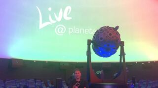 Zwei Hauptdarsteller beim Start der Reihe  „Live@Planetarium“: Thomas Siffling und der Projektor.