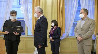 Regierungspräsidentin Sylvia Felder überreicht den Orden an den bekannten und engagierten HNO-Arzt Herbert Zeuner, Ehefrau Wiltrud Zeuner-Braun freut sich mit Oberbürgermeister Eckart Würzner (v.l.).