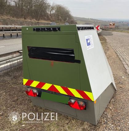 Zugeklebter Blitzer auf der A6 bei Neuleiningen
