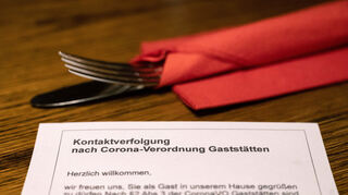 Ein Bogen zur Kontaktverfolgung in Gaststätten nach der Corona-Verordnung liegt auf einem Tisch. In Baden-Württemberg soll schon bald die Kontaktnachverfolgung in der Gastronomie wegfallen. Das Kabinett werde sich voraussichtlich in der kommenden Woche damit befassen, bestätigte das Sozialministerium am Montag der Deutschen Presse-Agentur in Stuttgart.
