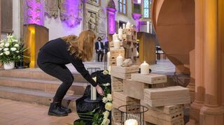 Studierende und direkt Betroffene haben in der Peterskirche mit weißen Rosen der Amoktat im Hörsaal im Neuenheimer Feld eine Woche zuvor gedacht.