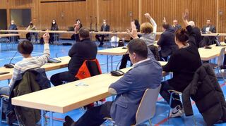 Einstimmiges Votum: In offener Abstimmung wird Christoph Oeldorf vom Gemeinde-rat zum Amtsverweser bestellt.