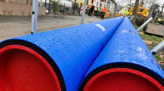 In der Platanenstraße in Neu-Edingen werden neue Rohre aus Kunststoff verlegt. Sie bringen im Notfall Trinkwasser aus Mannheim.