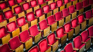 Blick in den leeren Zuschauersaal eines Theaters. Aktuell werden wieder viele Veranstaltungen abgesagt oder verschoben.