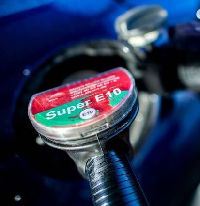 Teures Benzin: Eine Zapfpistole mit der Aufschrift „Super E10“.