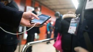 Bei einer Kontrolle der Einhaltung der Maskenpflicht und der 3G-Maßnahmen im ÖPNV gab es in Mannheim nur wenige Beanstandungen. Bild: Sebastian Gollnow/dpa