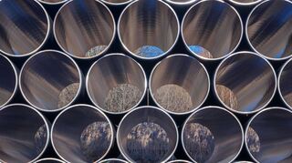 So ähnlich werden die Leitungen der SEL aussehen – hier ein Rohrstapel für die Erdgaspipeline Nord Stream 2 in Mukran an der Ostsee.