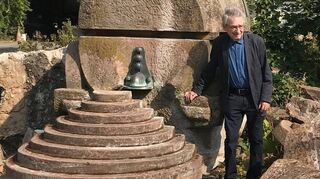 Der Schöpfer des Zabbe-Brunnens, Professor Gernot Rumpf, mit seinem Werk auf dem städtischen Betriebshof Pfeifferswörth, wo es seit 2016 lagert.