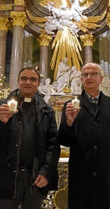 Vor dem prachtvollen Hochaltar: Stadtdekan Karl Jung (l.) und Peter Frankenberg, Vorsitzender der Vetter-Stiftung, mit den Gedenkkerzen für Vetter.