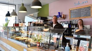 Bessere Zeiten: Harald Blum und die Auszubildende Sara Handlögten im Café in der Fahrlachstraße. Händeringend hatte Blum zuletzt Fachkräfte gesucht.