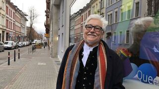 Klaus Schirdewahn vor dem Queeren Zentrum in der Mannheimer Innenstadt.