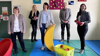 Spendenübergabe für die Schulen: Dagmar Knispel (v.l.), Janina Pfenning, Christine Senger, Bürgermeister Michael Kessler, Katharina Kumpf.