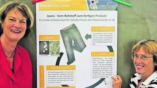 <p>Stoff wird zum Lehrstoff - und sie ziehen die Fäden: Die Lehrerinnen Hannelore Scheid (links) und Heike Magg. Ihre Schüler lernen dabei auch etwas zu den sozial- und naturwissenschaftlichen Hintergründen der beliebten Beinbekleidung.</p>