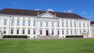 Schloss Bellevue in Berlin, seit 1994 erster Amtssitz des Bundespräsidenten, erbaut 1785/86 im Stile eines„milden Klassizismus“. Auf dem Dach flattert die Standarte.