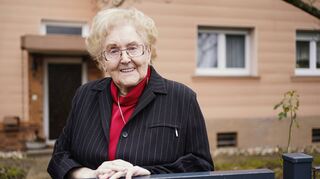 Karla Spagerer vor ihrem Wohnhaus auf dem Waldhof. Die 92-jährige Sozialdemokratin ist ältestes Mitglied der Bundesversammlung.