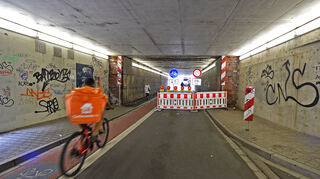 Noch ist der Suezkanal gesperrt.