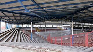 Hier wohnt viel Nostalgie: Ein aktueller Blick ins alte Eisstadion im Friedrichspark.
