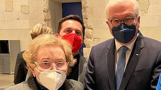 Karla Spagerer und der wiedergewählte Bundespräsident Frank-Walter Steinmeier (r.).