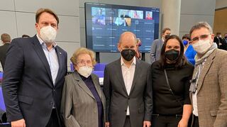 Mannheimer in Berlin mit dem Bundeskanzler (v. l.): Boris Weirauch, Karla Spagerer, Olaf Scholz, Isabel Cademartori und Stefan Fulst-Blei.