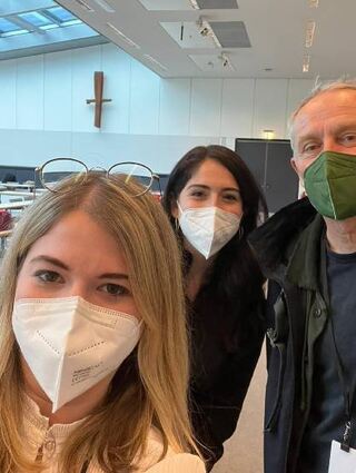 Chantal Kopf und Melis Sekmen (M.) mit SC Freiburg-Trainer Christian Streich.