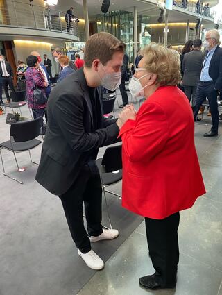 Die Promis kamen auf sie zu: Karla Spagerer und SPD-Generalsekretär Kevin Kühnert.